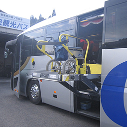 車イスのままで乗降可能リフトバス